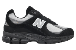 New Balance 2002R Black / Metallic Grey